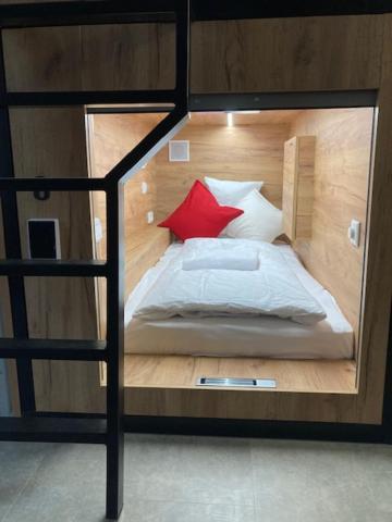 Capsule Hostel Andel Centre Spirit Praga Exterior foto